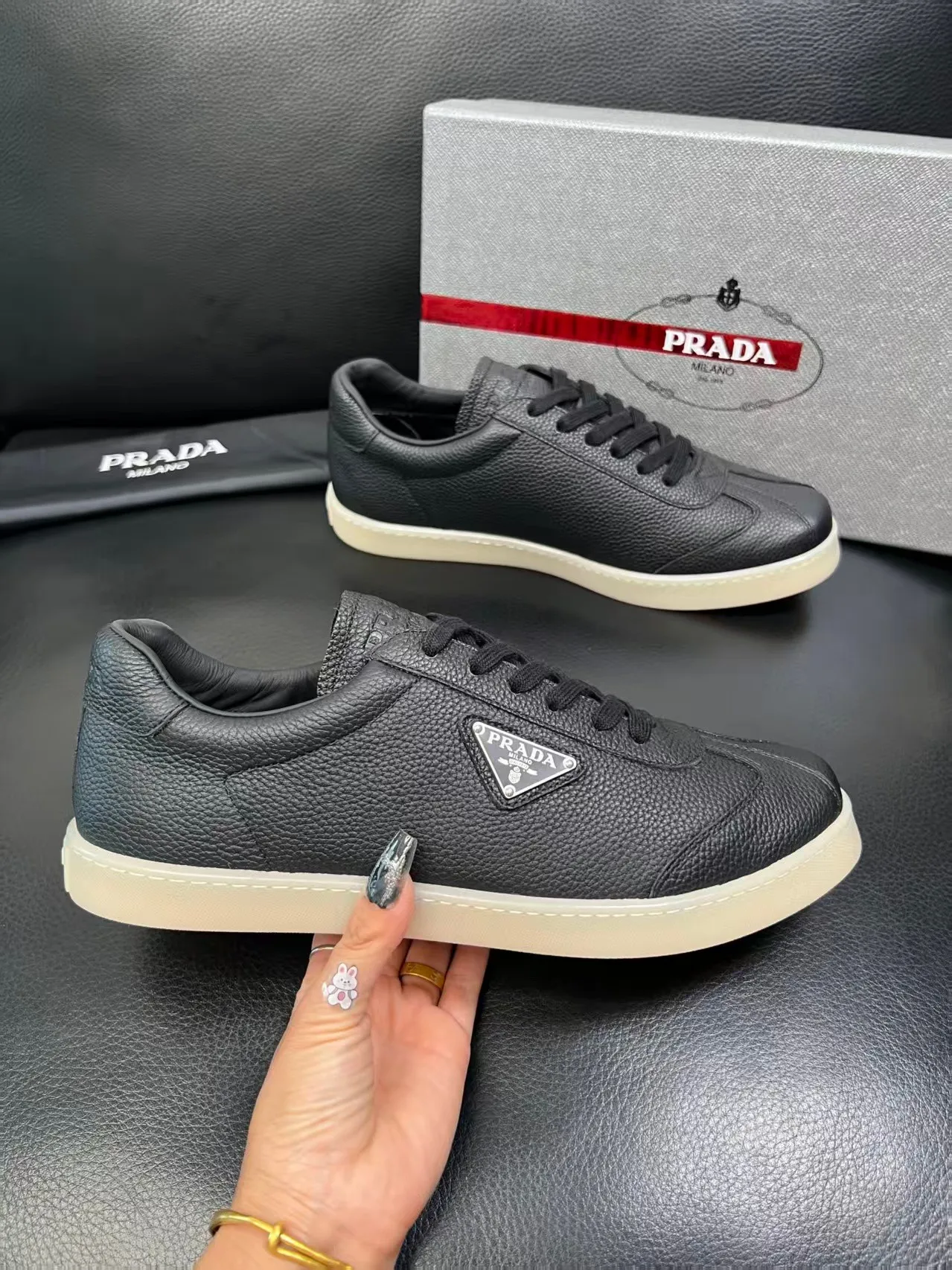 P380 38-45 Prada Prada’s new men’s leather sneakers, the highest version on the market, any comparison is welcome🆚! The original leather has excellent texture and is super high-end! Fetal sheep net lining imported from Italy, removable pad! Luxurious materials and fine workmanship, highly recommended! No. 058